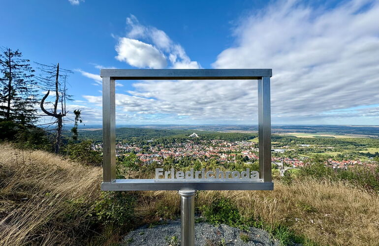 Bilderrahmen mit Friedrichroda-Schriftzug als Fotopoint am Körnberg
