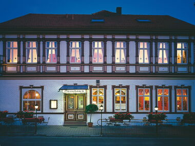 Das Brauhaus in Friedrichroda von aussen im Abendlicht