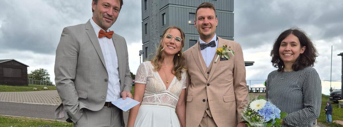 David Ortmann (Bürgermeister Bad Tabarz) und Standesbeamtin Sisa Möller gratulieren dem 200. Brautpaar auf dem Inselsberg.