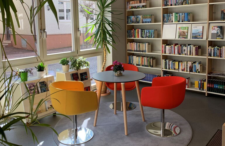 Sitzgruppe mit Bücherregal in der Bibliothek Friedrichroda
