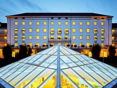 Hotel "H+" in Friedrichroda von außen im Abendlicht