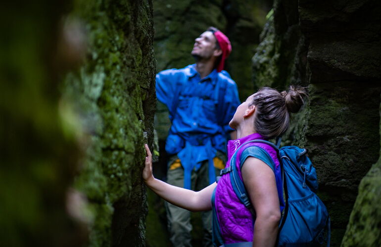 Wanderpaar am Hainfelsen bei Finsterbergen
