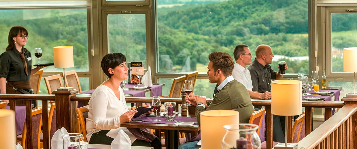 Das Steakrestaurant AZado im Ahorn Berghotel in Friedrichroda (Inselsbergregion) bietet einen hervorragenden Ausblick über den Thüringer Wald