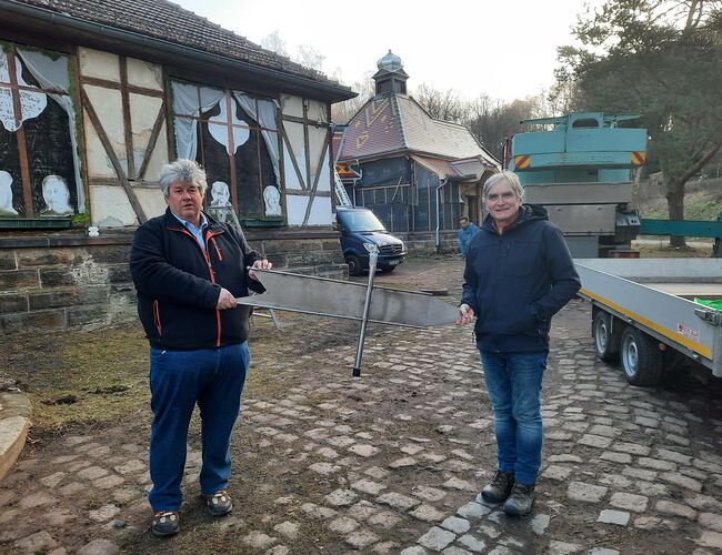 Bürgermeister Herr Klöppel und Herr Henniges von der Bauverwaltung der Stadt Friedrichroda waren beim Aufsetzen der Haube anwesend.