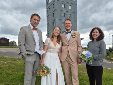 David Ortmann (Bürgermeister Bad Tabarz) und Standesbeamtin Sisa Möller gratulieren dem 200. Brautpaar auf dem Inselsberg.