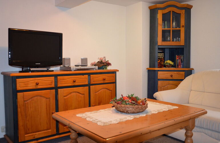 Wohnzimmer mit TV im Landhaus Machold