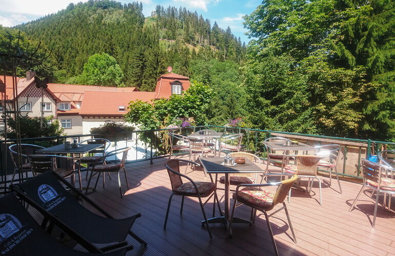 Die bestuhlte Terrasse von der Pension Café Waldschlösschen mit Blick auf den Thüringer Wald in Friedrichroda