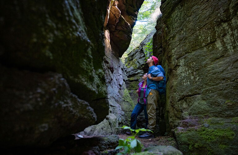 Wanderpaar am Hainfelsen bei Finsterbergen