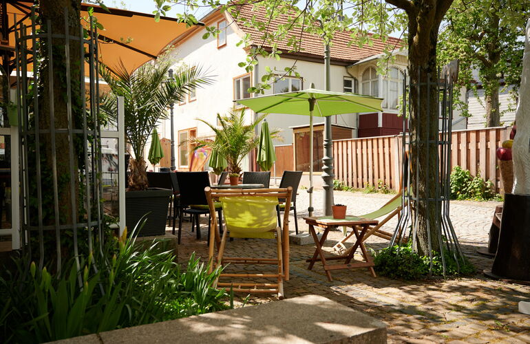 Terrasse mit Liegestühlen am Kurcafé Friedrichroda