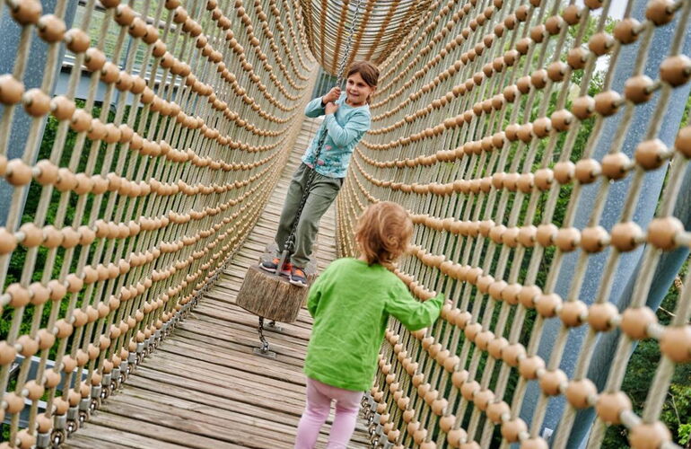 Kind auf der Hängebrücke auf dem Baumkronenpfad im Nationalpark Hainich. © Florian Trykowski